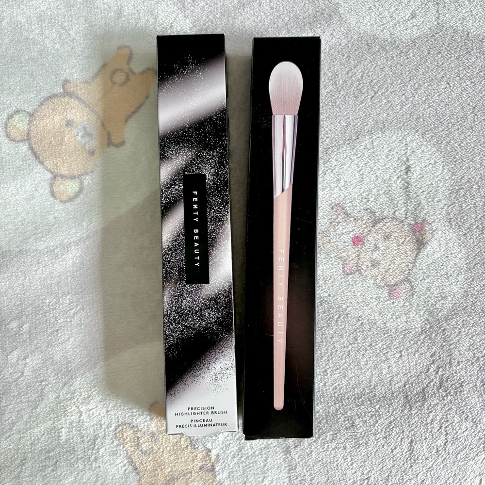 NEW Set of 2 - Fenty Beauty - Precision Highlighter Brush 135